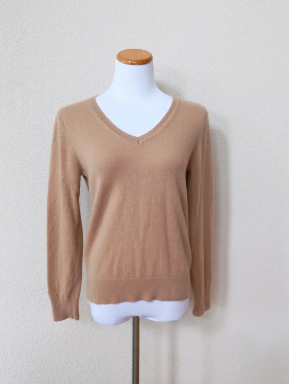 Quince soft camel color 100% cashmere v-neck sweater - Picture 11 of 11